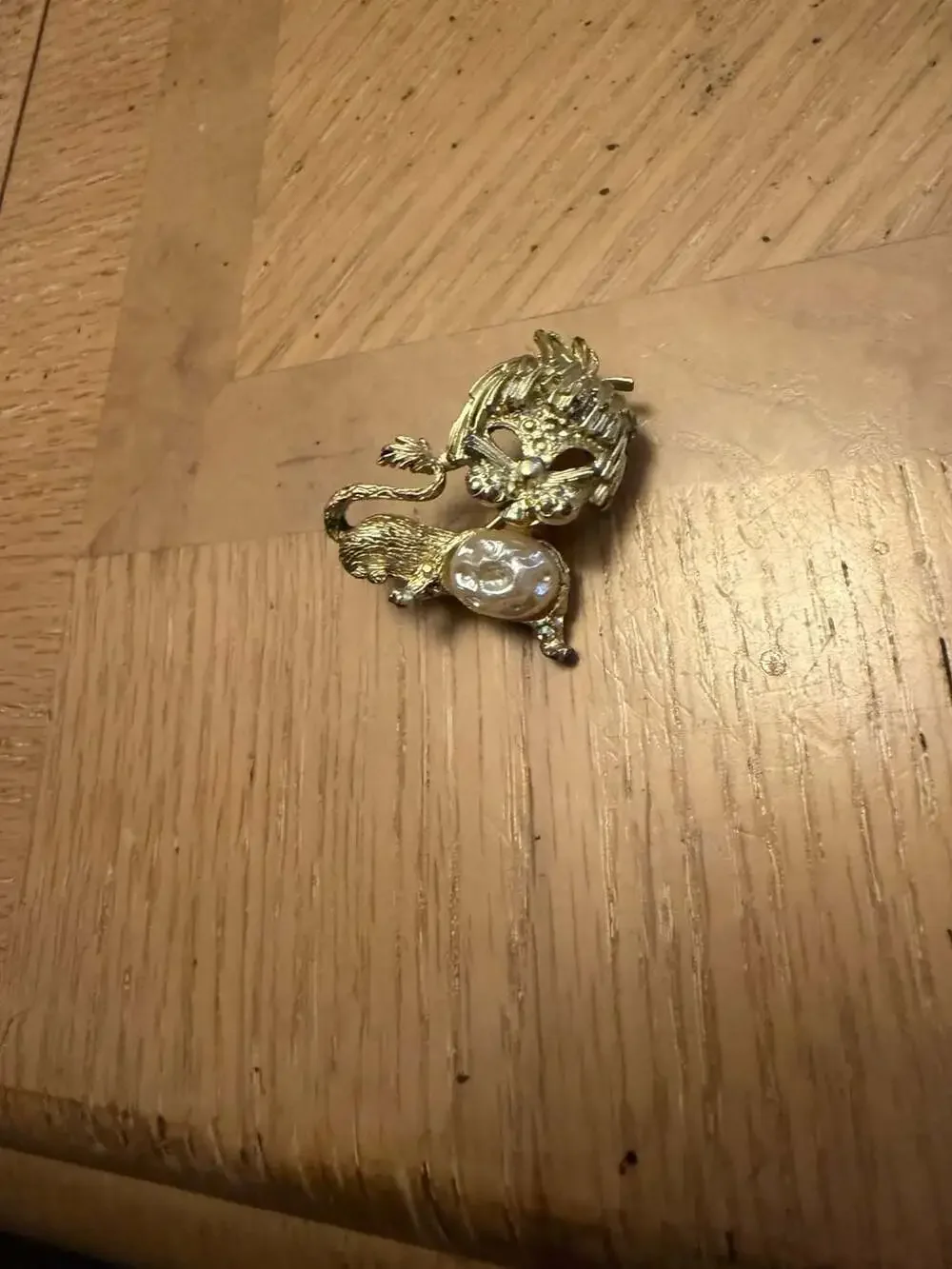 Vintage Gold Tone Faux Baroque Pearl Belly Cat Lion Figural Brooch Pin